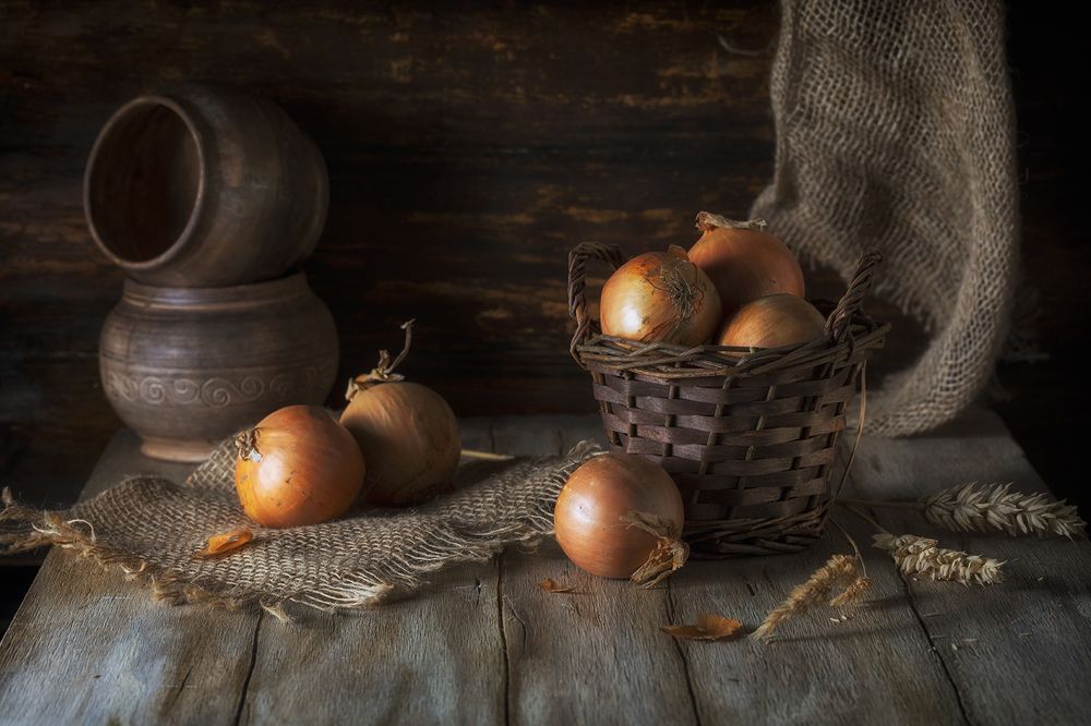 Лук на деревенском столе