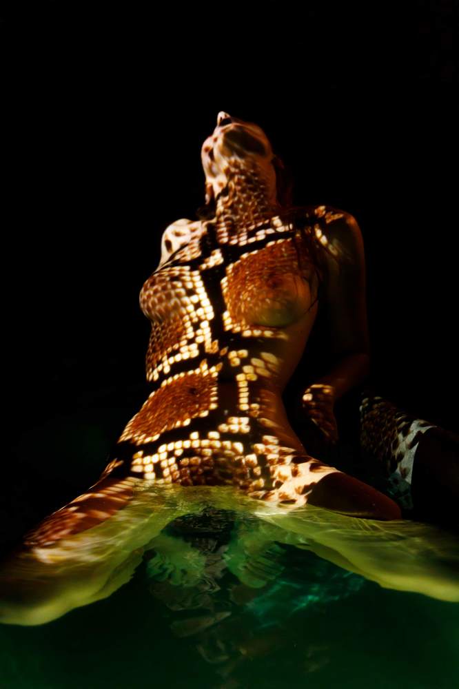 Девушка, вода и природа