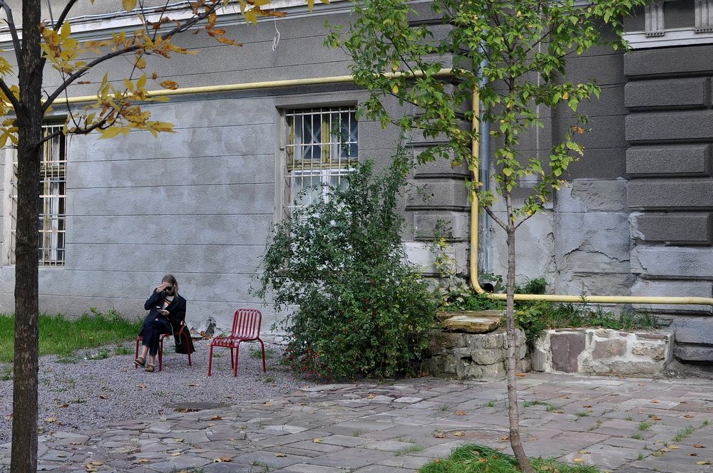 Красный стул.