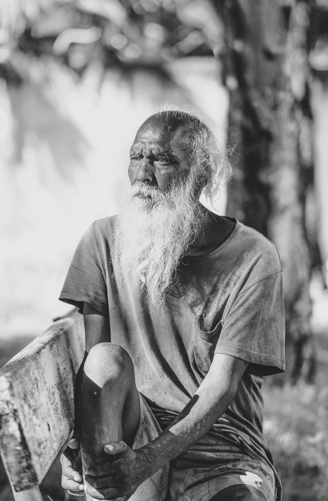 Gaëtan, lost in the shadows of the city.