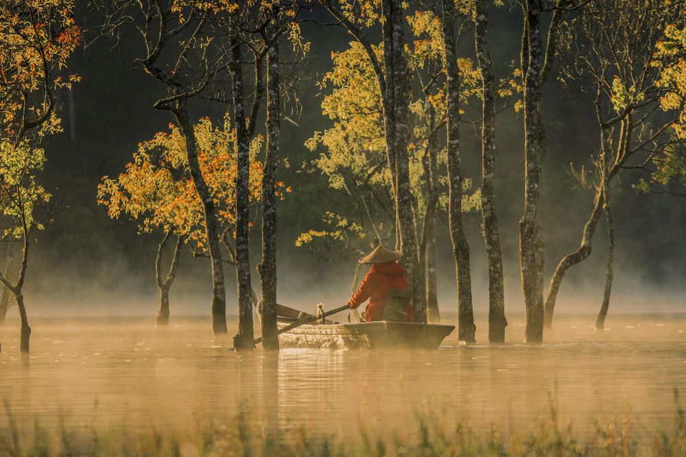 In the morning on Tuyen Lam Lake