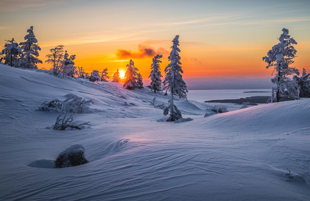 День догорает