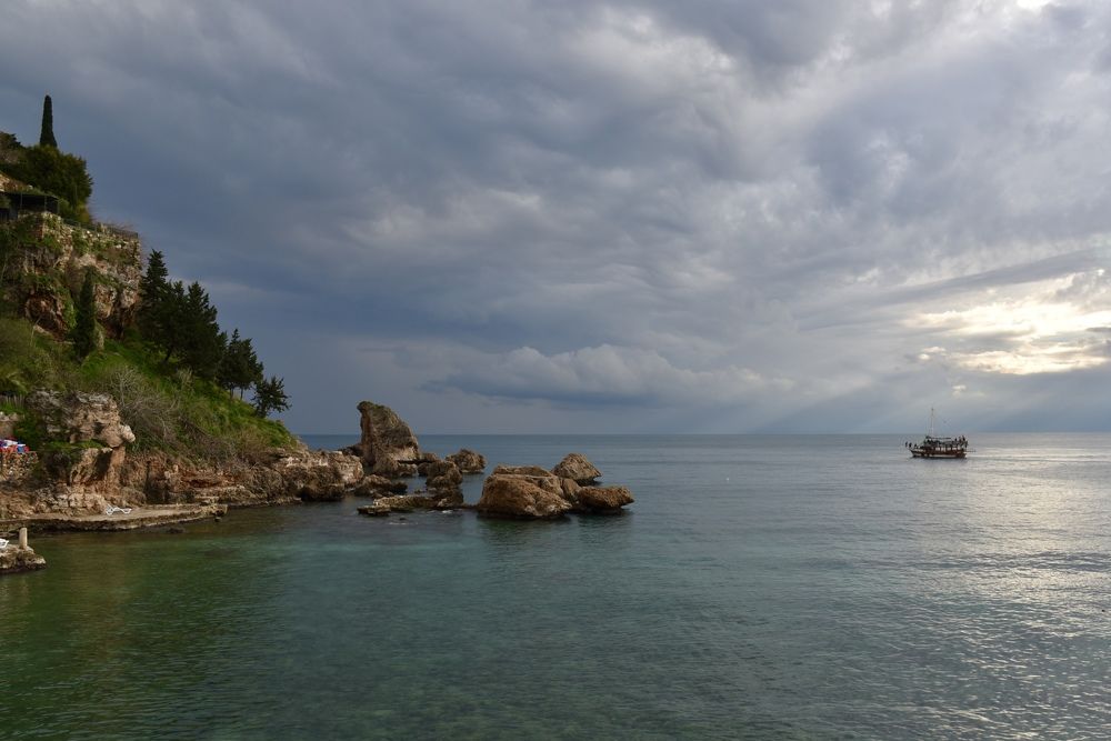 Облака и море.