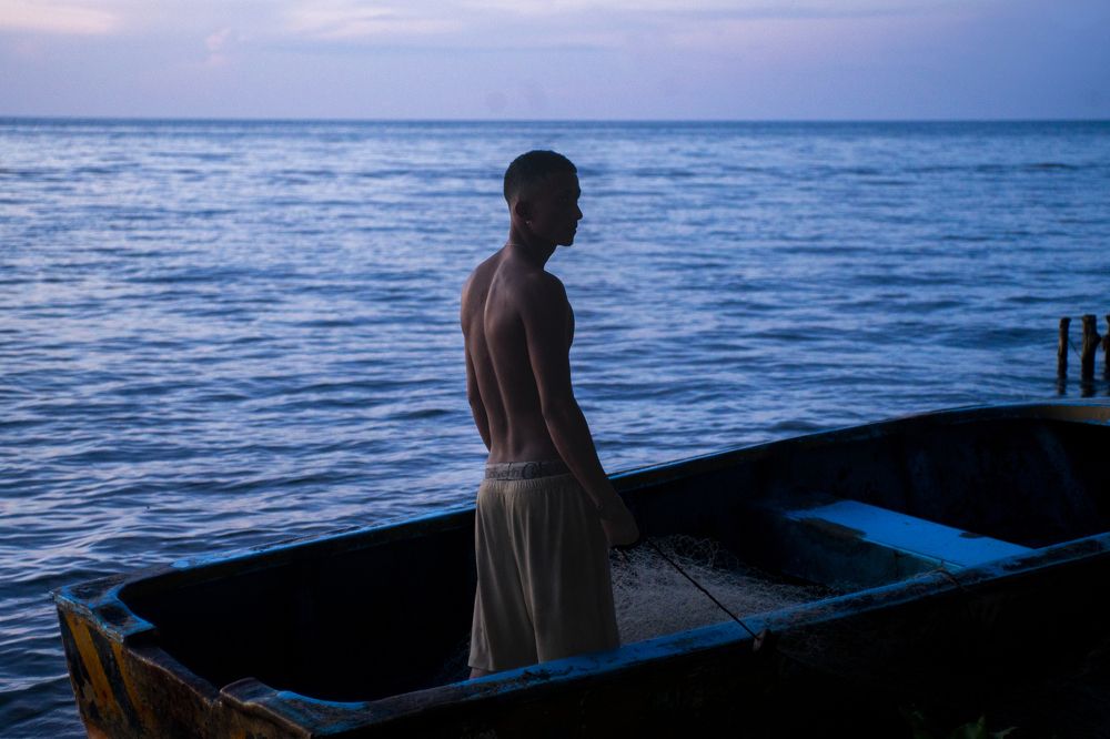 pescador llegando a puerto