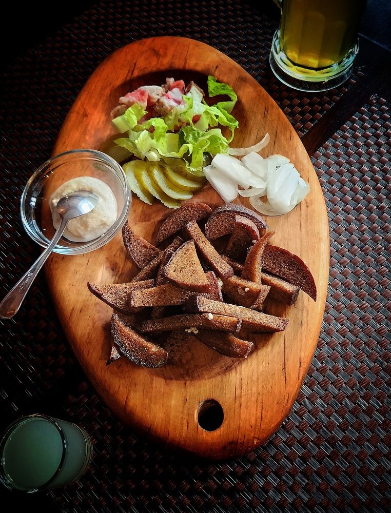 Гренки с салом и солениями.