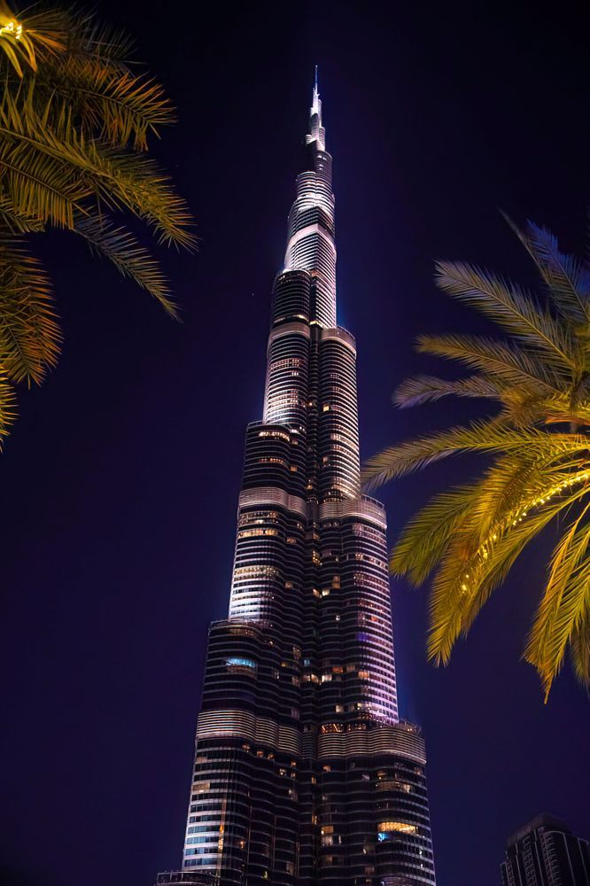 Bourj Khaliaf at night