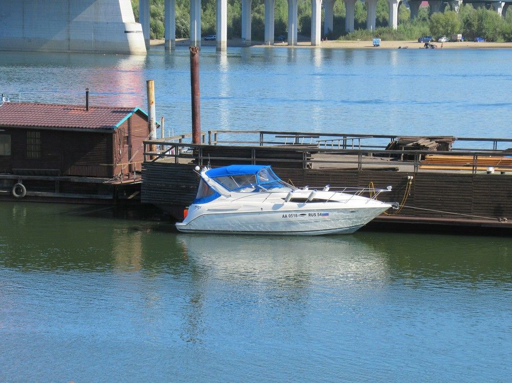 У плавучего причала