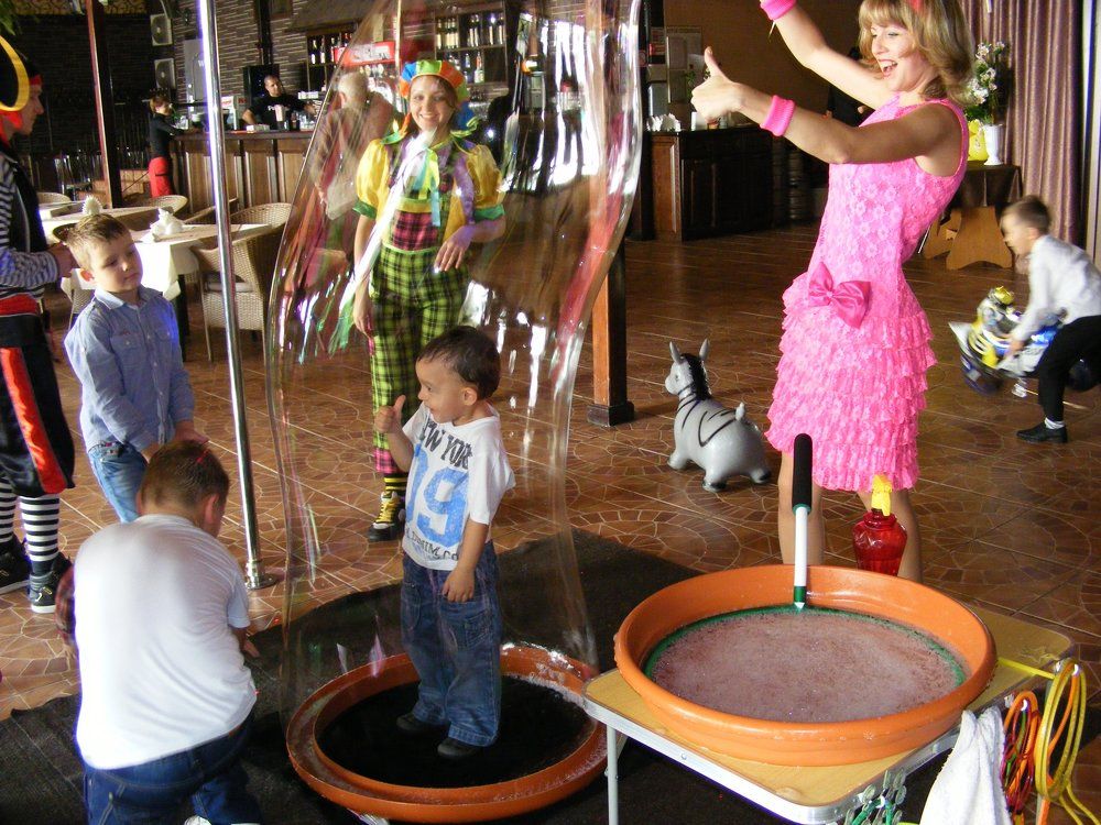 Малышам нравится быть в мыльных пузырях