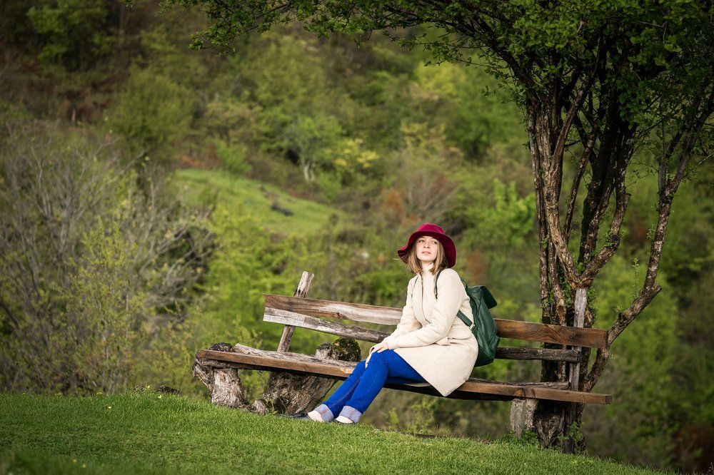 Девушка в малиновой шляпе