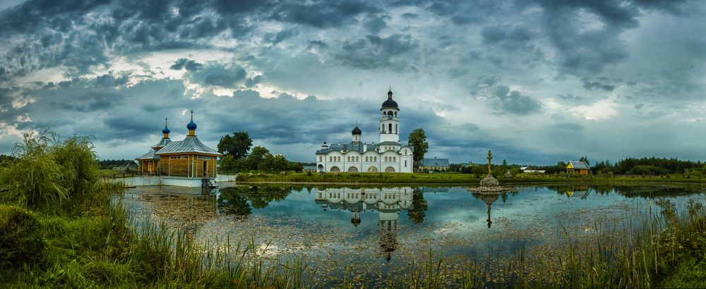 Тихий вечер опустился, Стих и замер монастырь...