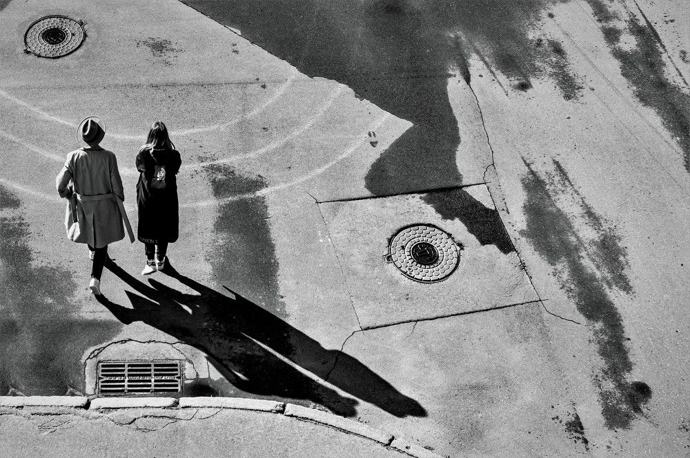 По асфальту