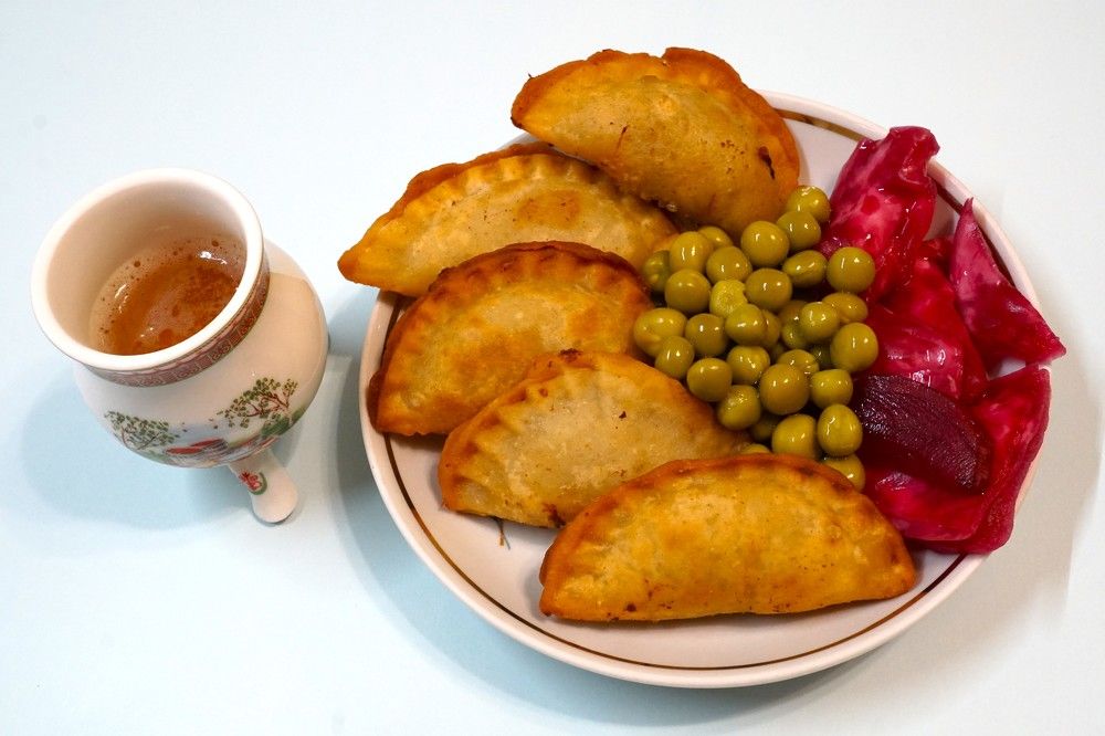 Чебуречки с зелёным горошком и капустой