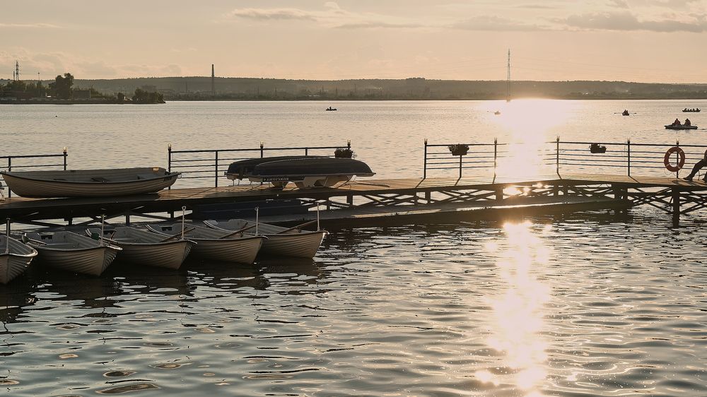 Вечер на городской набережной