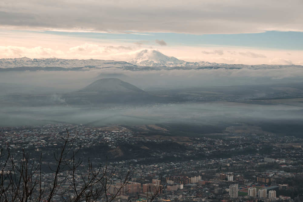 Вид на Эльбрус и город