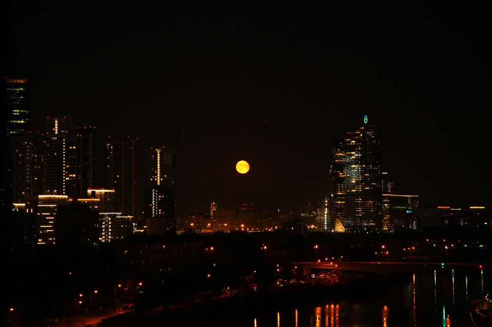 Полная луна в большом городе
