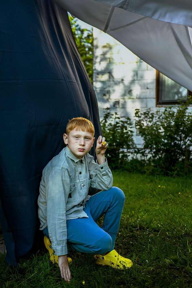 На контрасте.