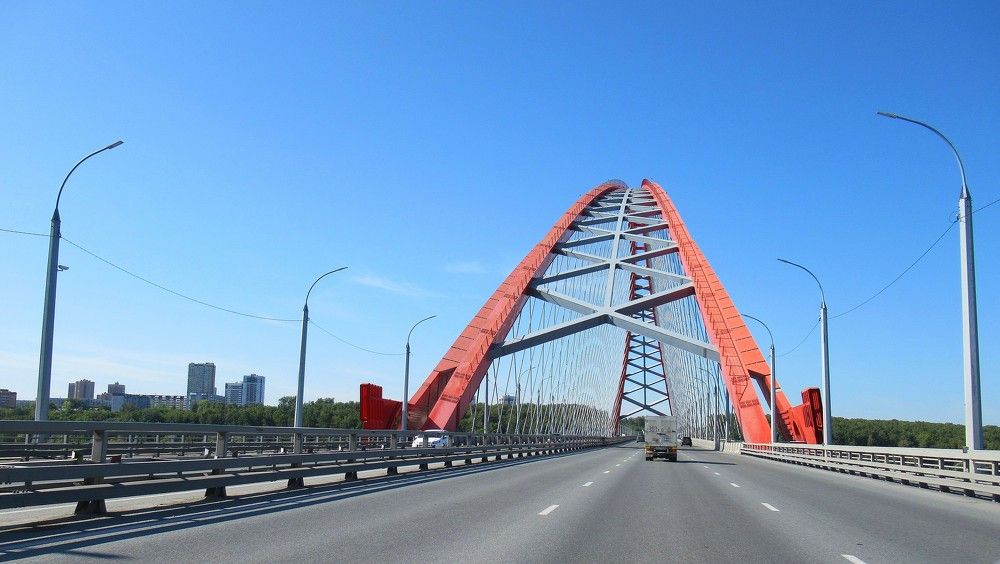 Через мост едем на машине