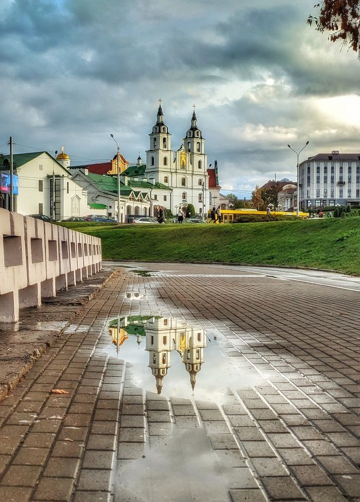 Церковь в отражении.