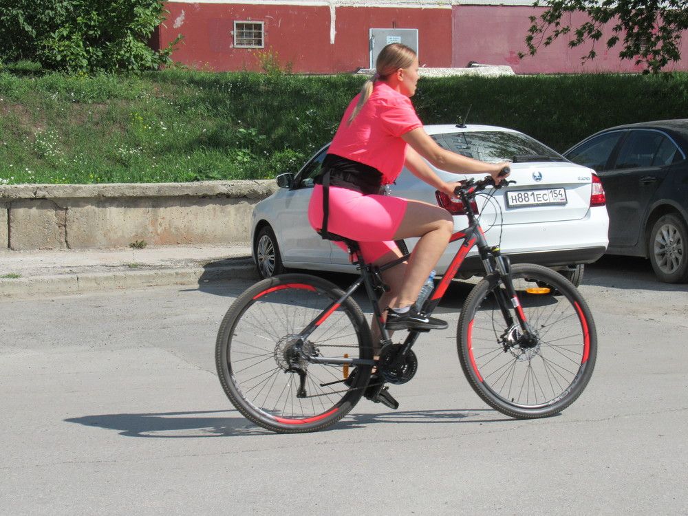 Велосипедистка