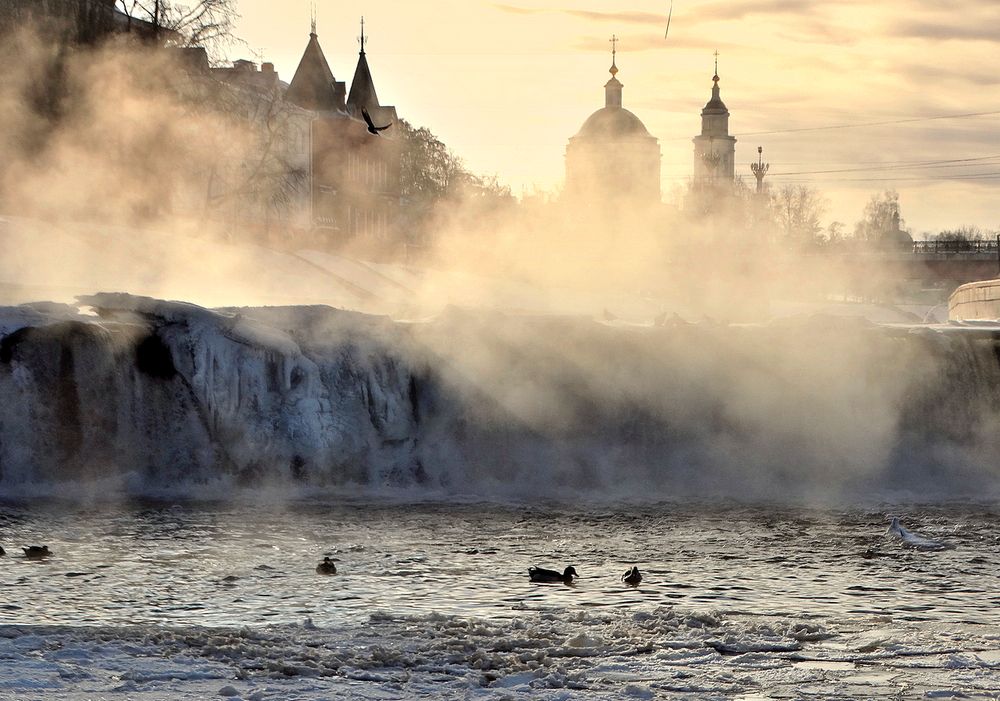 Морозным днём в городе на водопаде
