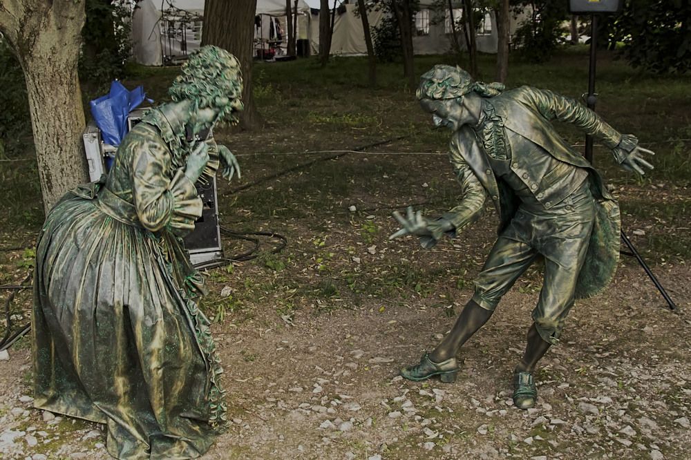 living statue