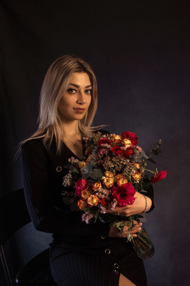 Девушка-флорист с букетом