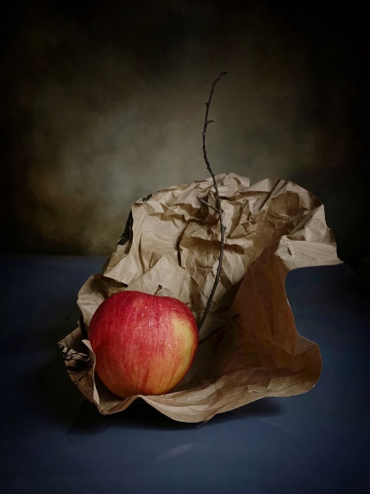 Натюрморт с яблоком