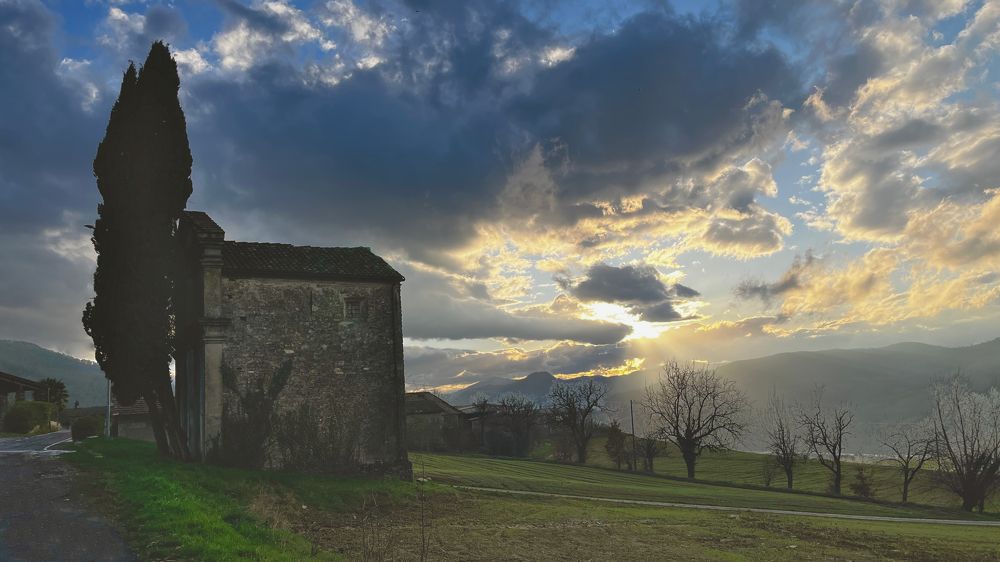 Acquesio, valle del fiume Trebbia, antico oratorio