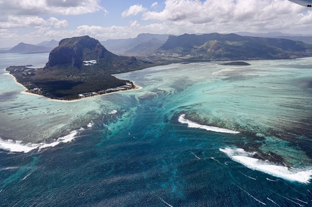 Вид на гору Ле Морн и подводный водопад