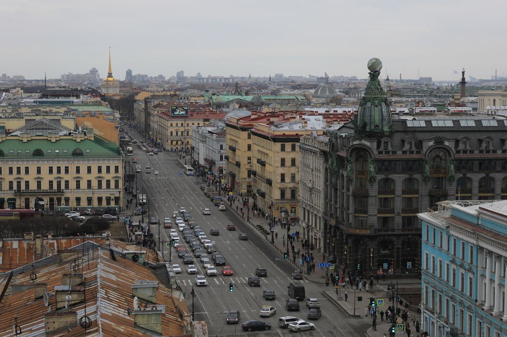 Невский. Главная артерия города Петра с видом на Дом Зингера и Адмиралтейство