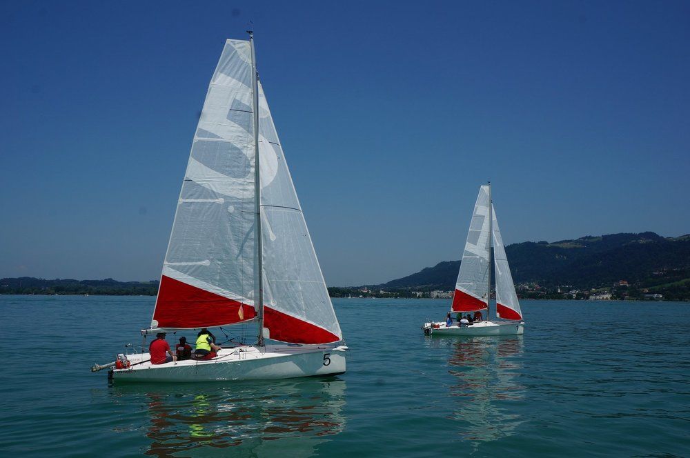 По водной глади....