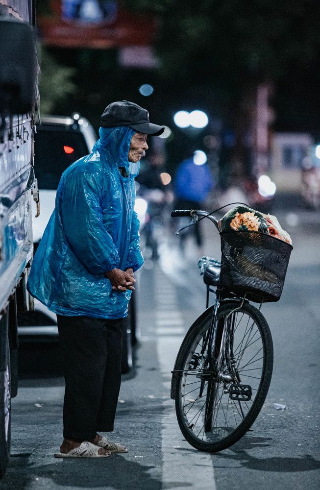 Poor elderly people in Vietnam in the winter