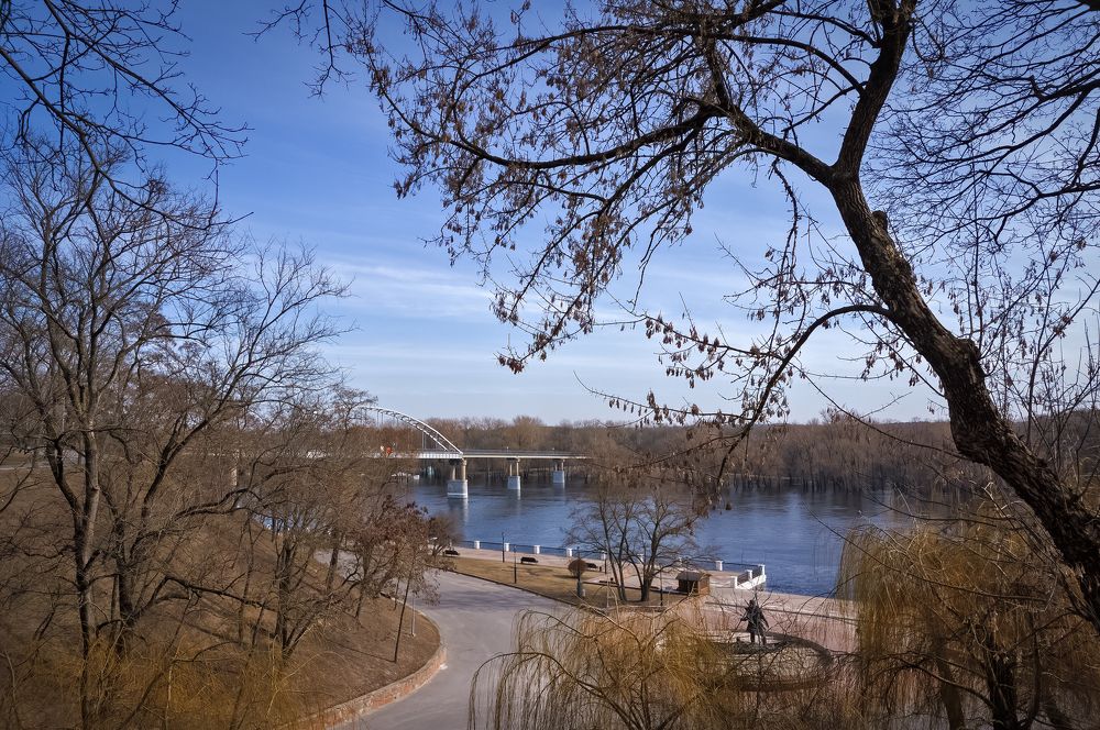 Вид на пешеходный мост и набережную реки Сож во время половодья