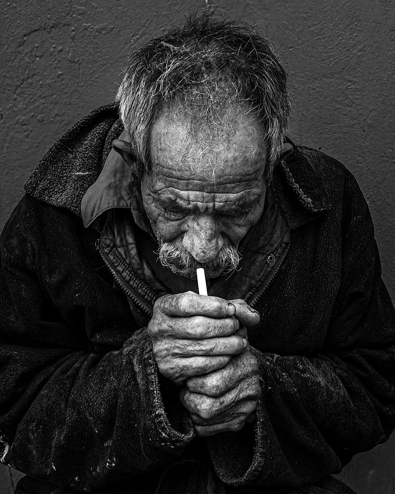 Prendiendo un cigarro