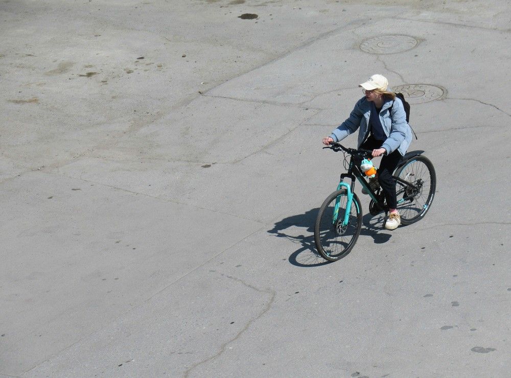 Девочка на велосипеде