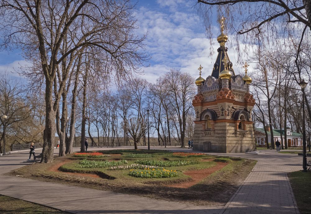 Первые цветы у подножия усыпальницы князей Паскевичей