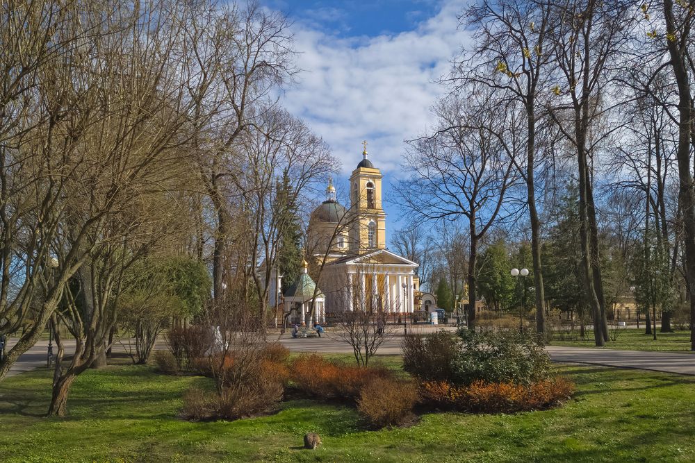Апрельским днем у храма Петра и Павла