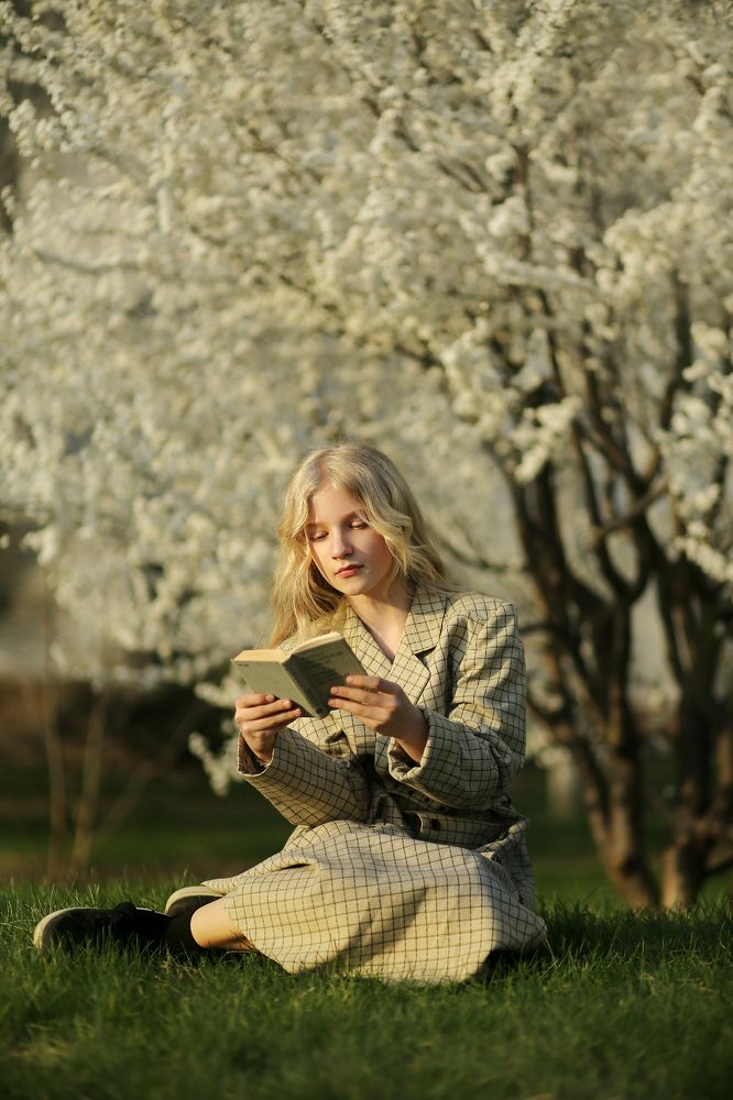 У цветущей вишни