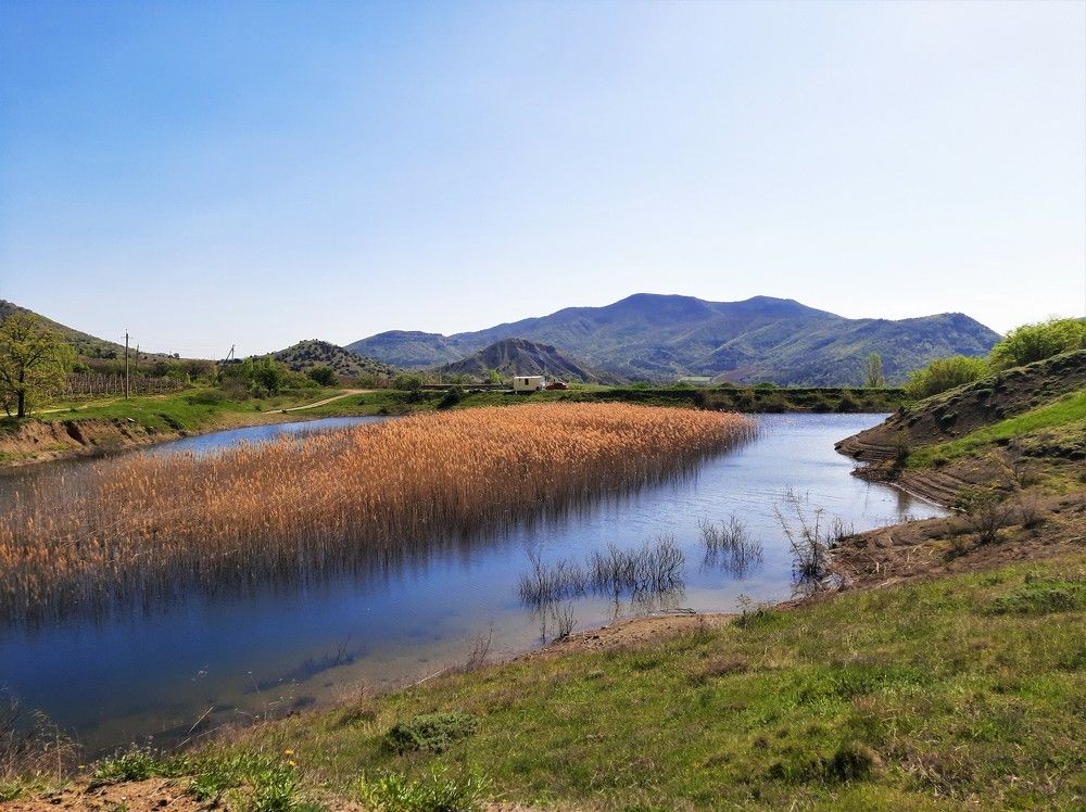 Озеро у подножия горы Чатал-Кая, Судакский район