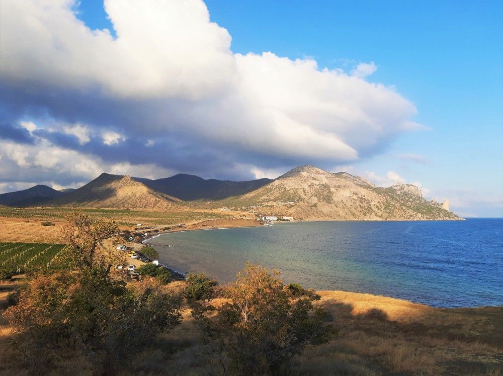 Вид на Весёловскую бухту и горный массив Караул-Оба, Судакский район
