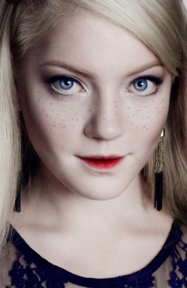 Девушка с веснушками