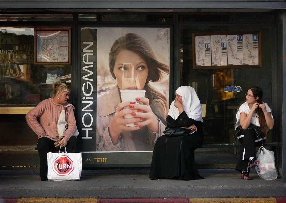 Диалог на остановке.