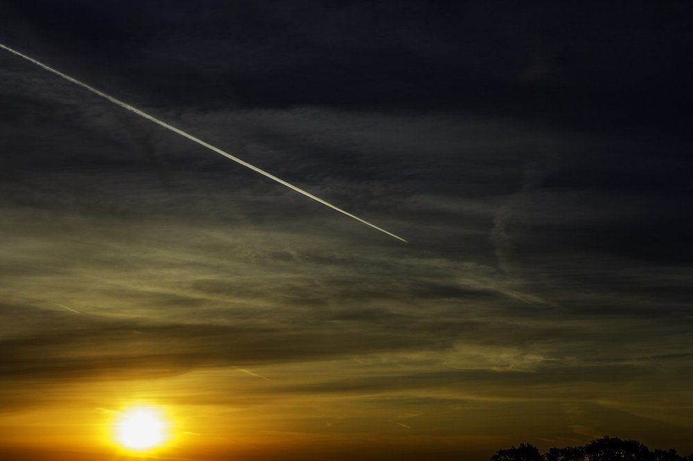 Обнимая небо крепкими руками.