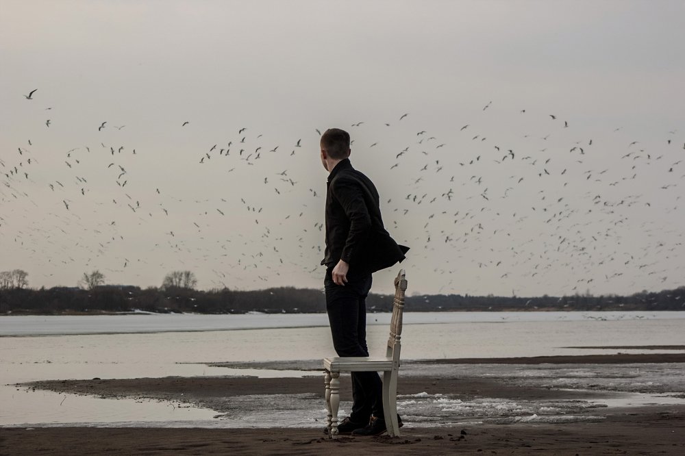 "Не птицы одиноки в небе, а небо одиноко в птицах."