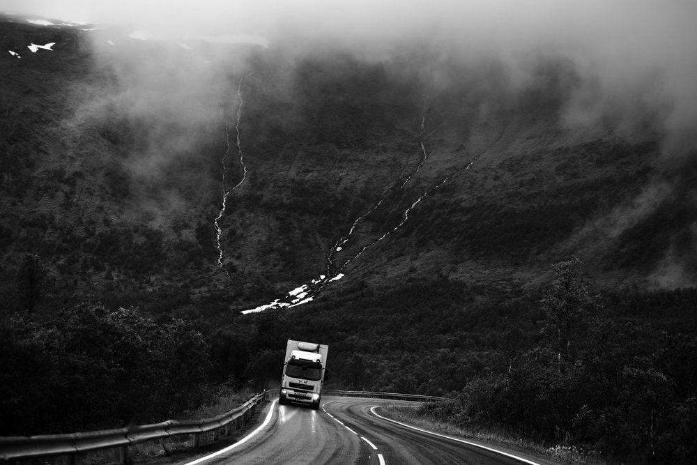 В ущелье по мокрой дороге