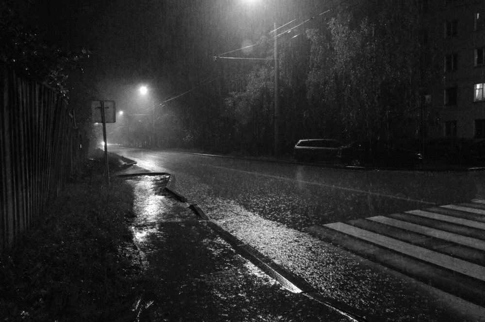 Ночь. Дождь.