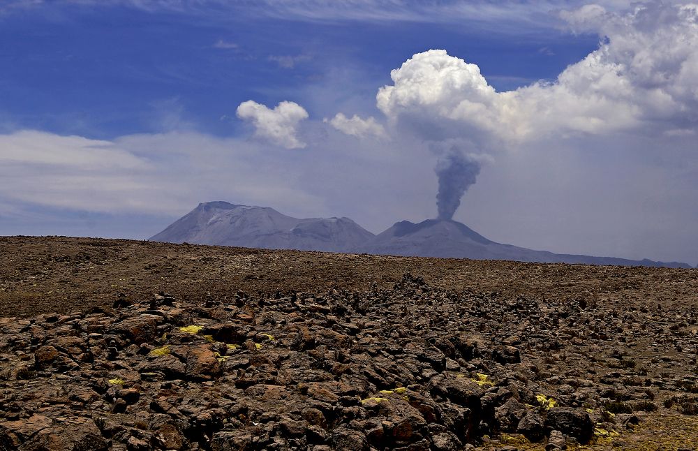 Действующий вулкан в Перу
