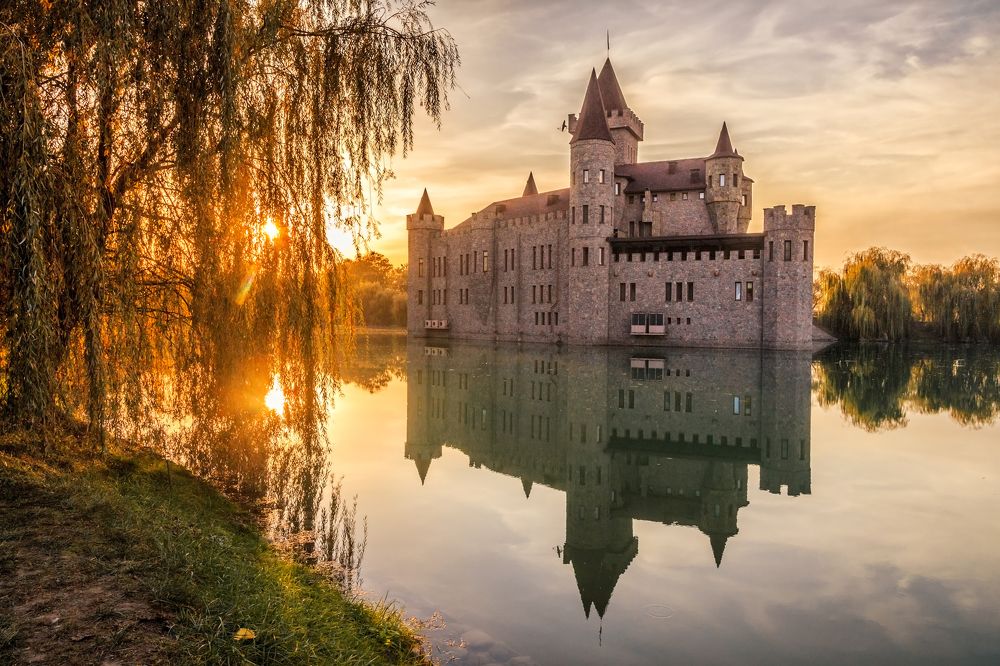 Шато Эркен на закате.