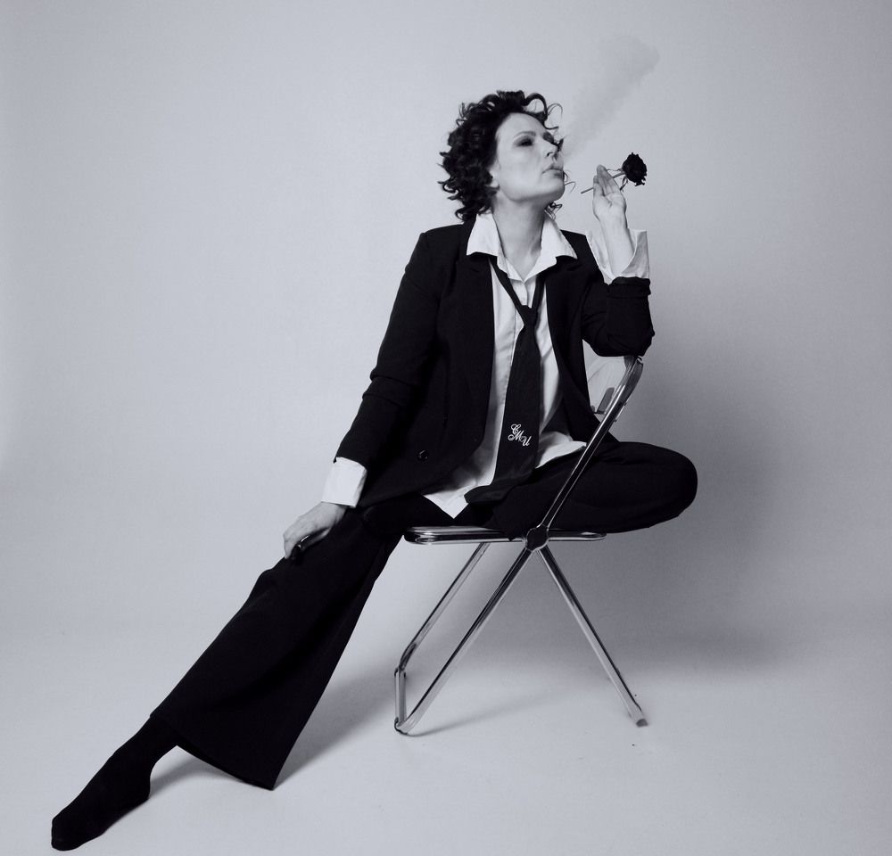 И тлеет розы красный цвет