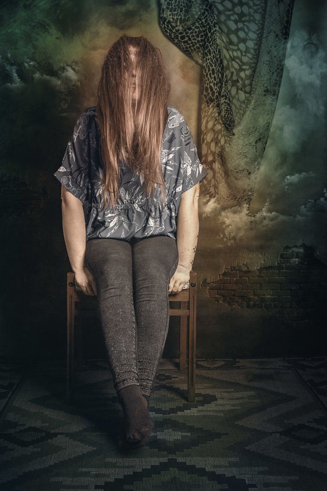 Женщина на стуле/Woman on a chair